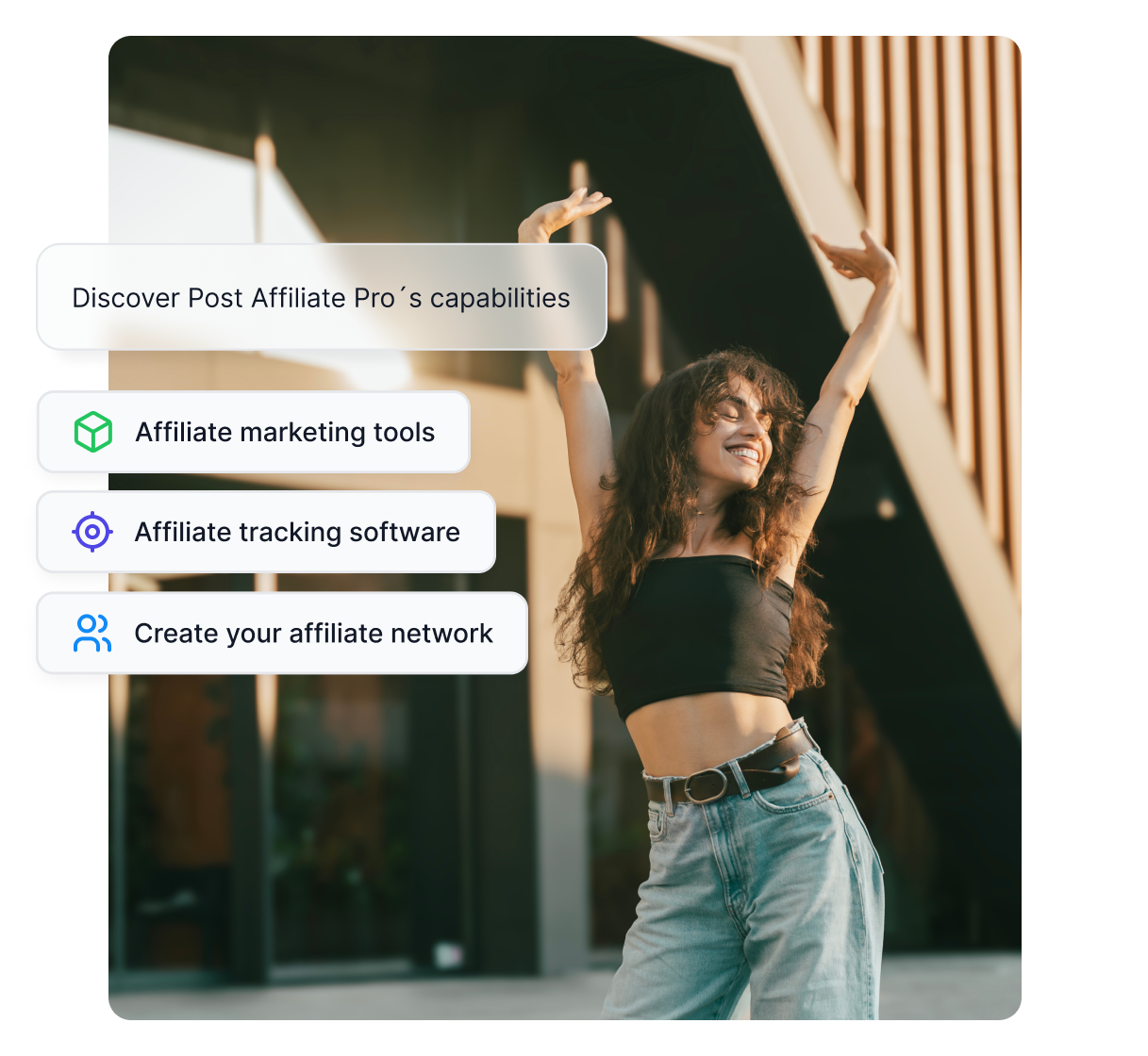 Imagem de uma mulher feliz com as mãos para cima e textos pop-up indicando as capacidades do Post Affiliate Pro.