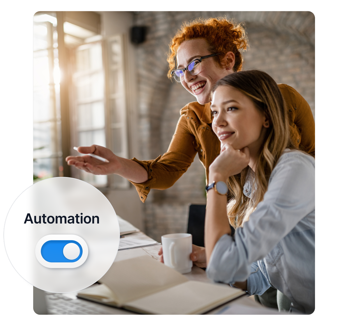 Imagem de banco de uma mulher ao telefone, ao lado de uma ilustração simples mostrando como funciona o Post Affiliate Pro, junto com vários selos de premiação.